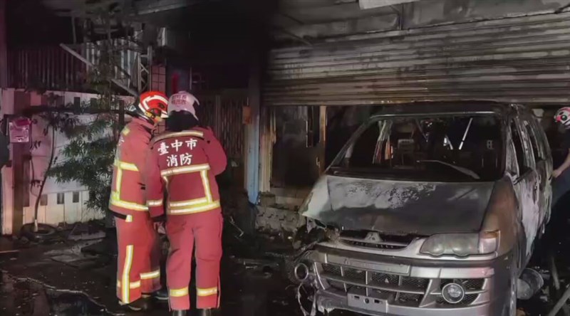 A van without license plates belonging to a 64-year-old former tenant, a suspect in a house fire in Taichung, was found at the scene. Photo courtesy of local authorities.