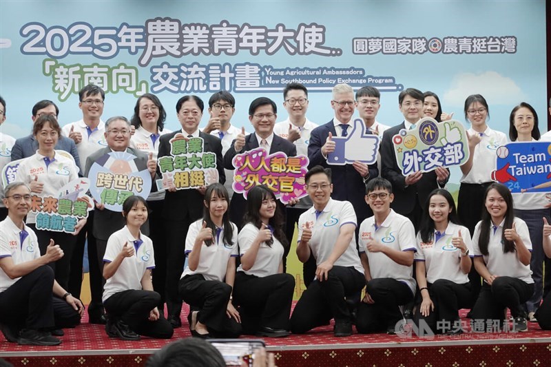 Foreign Minister Lin Chia-lung (back, eighth right) poses with young ambassadors during a ceremony in Taipei on Tuesday. CNA photo Nov. 4, 2025