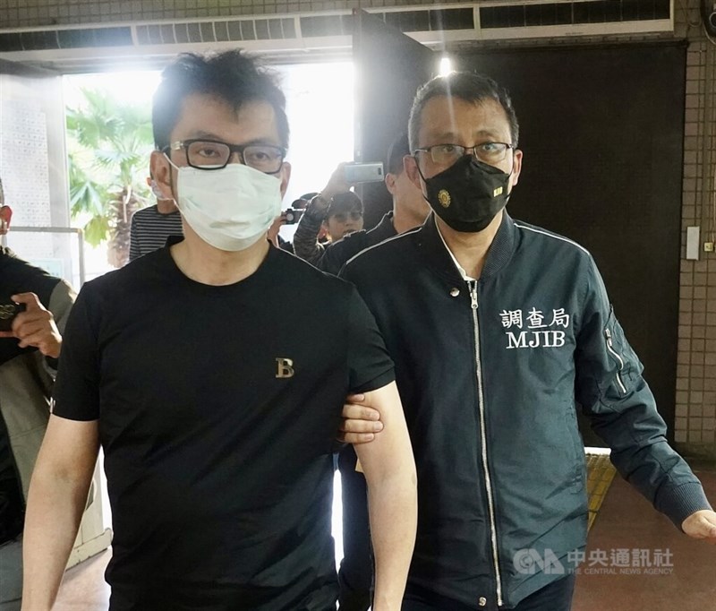 The spice seller Lee (left) is arrested by officers from the Ministry of Justice Investigation Bureau. CNA file photo