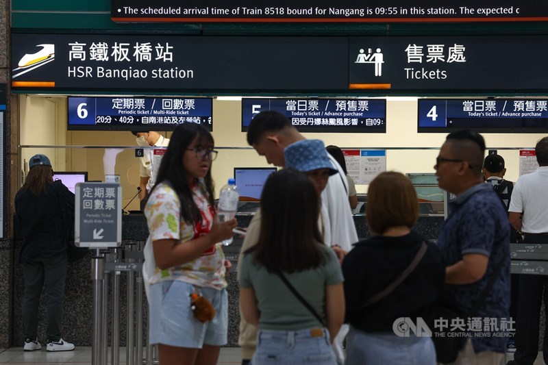 台灣高鐵7日原訂中午前台中至左營停駛,不過因提前完成巡軌作業,確認設施及設備安全,提早至上午9時40分起全線恢復營運。圖為高鐵板橋車站售票處。中央社記者王騰毅攝 114年7月7日
