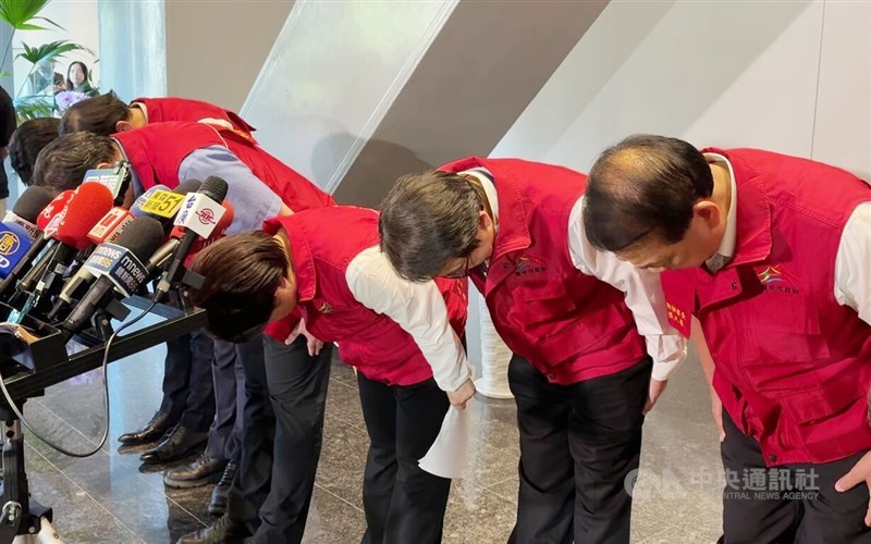Taichung Mayor Lu Shiow-yen (right third) and officials bow to the public at a press event in Taichung on Thursday. CNA photo Nov. 6, 2025