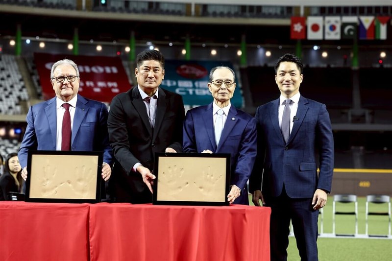 Fukuoka SoftBank Hawks chairman Sadaharu Oh (second right) poses for a photo with CTBA Chairman Jeffrey Koo Jr. (second left) and Taipei Mayor Chiang Wan-an (right) at a public event at the Taipei Dome. File photo courtesy of the Chinese Taipei Baseball Association