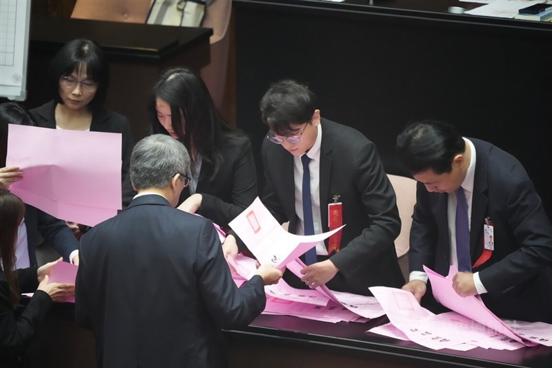 Legislative Yuan staff collect votes on the confirmation of four nominees to the National Communications Commission in Taipei on Friday. CNA photo Nov. 7, 2025