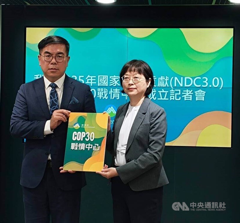 Environment Minister Peng Chi-ming (left). CNA photo Noc. 7, 2025