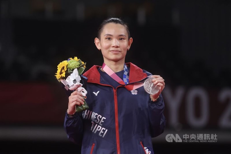 Tai raises her silver medal at the 2021 Tokyo Olympics. CNA file photo