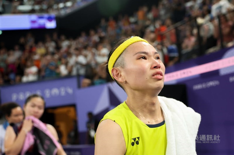 Tai tries to hold back tears after losing to Thailand’s Ratchanok Intanon in a match at the 2024 Paris Olympic Games on Aug. 1, 2024. She was hampered by a serious knee injury. CNA file photo