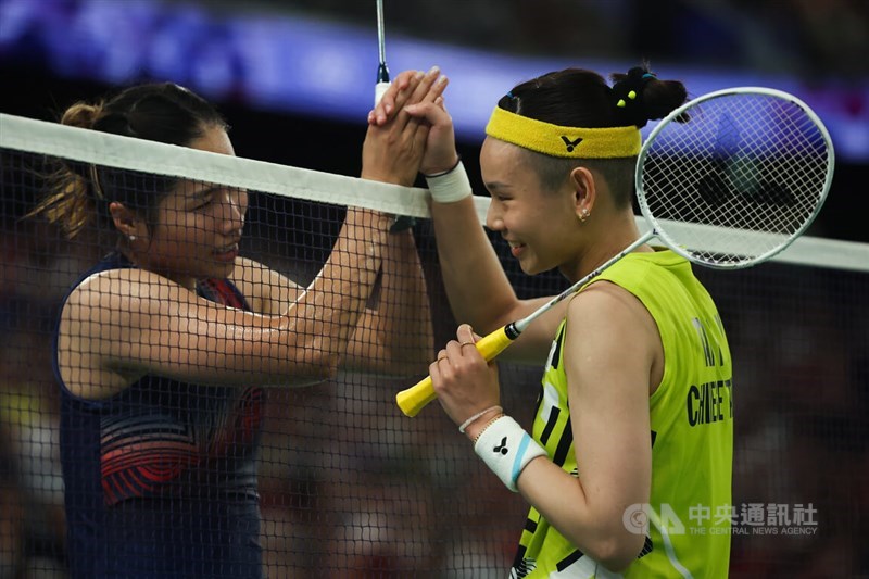 Tai (right) shakes hand with Thailand’s Ratchanok Intanon after a match at the 2024 Paris Olympic Games on Aug. 1, 2024. CNA file photo