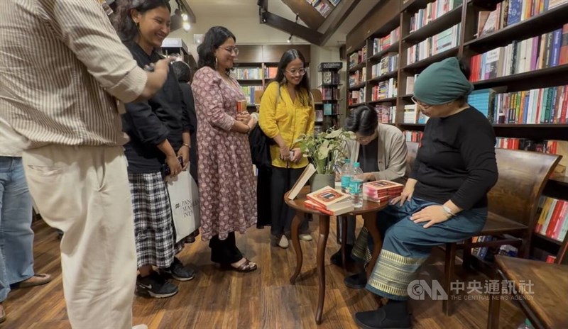 Taiwanese author Yang Shuang-zi (2nd right) signs a book at a book talk in New Delhi on Nov. 6. CNA photo Nov. 8, 2025