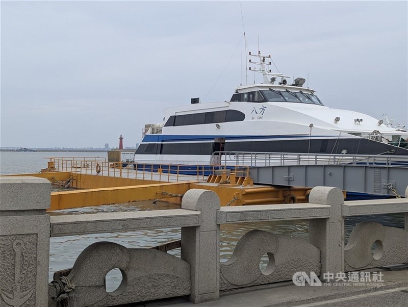 A ferry docks at a harbor in Kinmen. CNA file photo