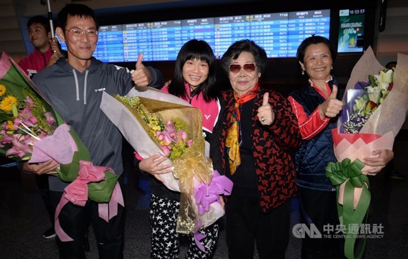 Tai Tzu-ying (front, second left) poses with her family for a photo at Taoyuan International Airport after winning the 2014 BWF Super Series Finals. CNA file photo
