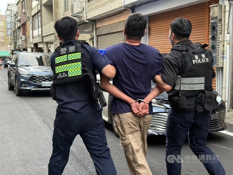 A man, surnamed Chiu (middle), is arrested by police in Miaoli City on Oct. 2 after he allegedly stabbed and wounded a man and two elementary school girls. CNA photo Nov. 11, 2025