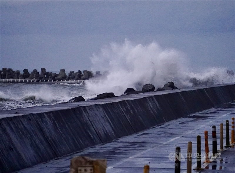 Powerful gusts from Tropical Storm Fong-Wong whip up high waves along the shoreline of Kaohsiung in southern Taiwan on Tuesday. CNA photo Nov. 11