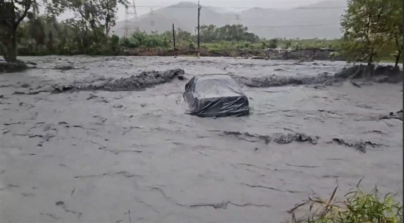 A car gets washed away by floodwater from Matai'an Creek in Hualien County's Wanrong Township amid heavy rain on Tuesday. Photo courtesy of a private contributor