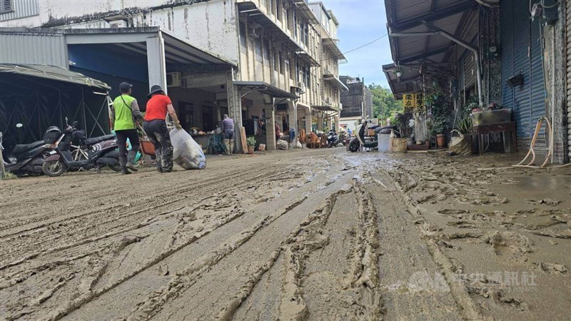 Mud fills the streets of Yilan County after floodwaters brought by Tropical Storm Fung-Wong receded on Wednesday. CNA photo Nov. 12, 2025