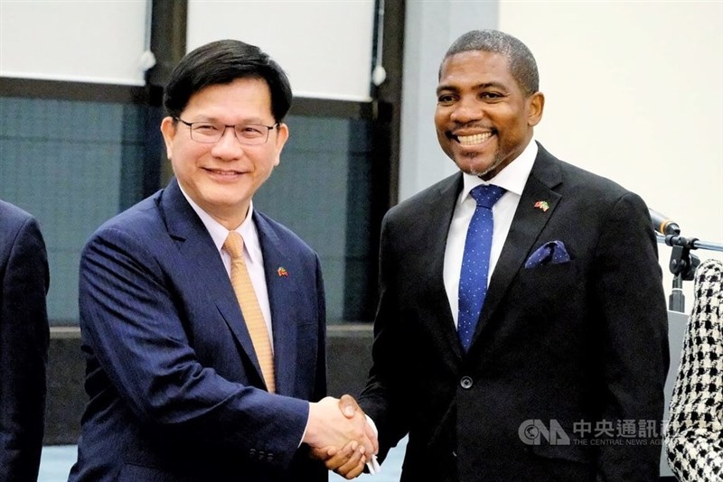 Saint Kitts and Nevis Prime Minister Terrance Drew (right) shakes hands with Foreign Minister Lin Chia-lung at Taoyuan International Airport on Thursday. CNA photo Nov. 13, 2025