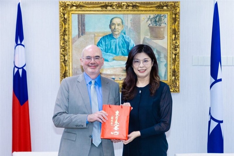 KMT Chairperson Cheng Li-wun (right) poses for a photo with American Institute in Taiwan Director Raymond Greene at the KMT headquarters in Taipei on Wednesday. Photo courtesy of the KMT headquarters