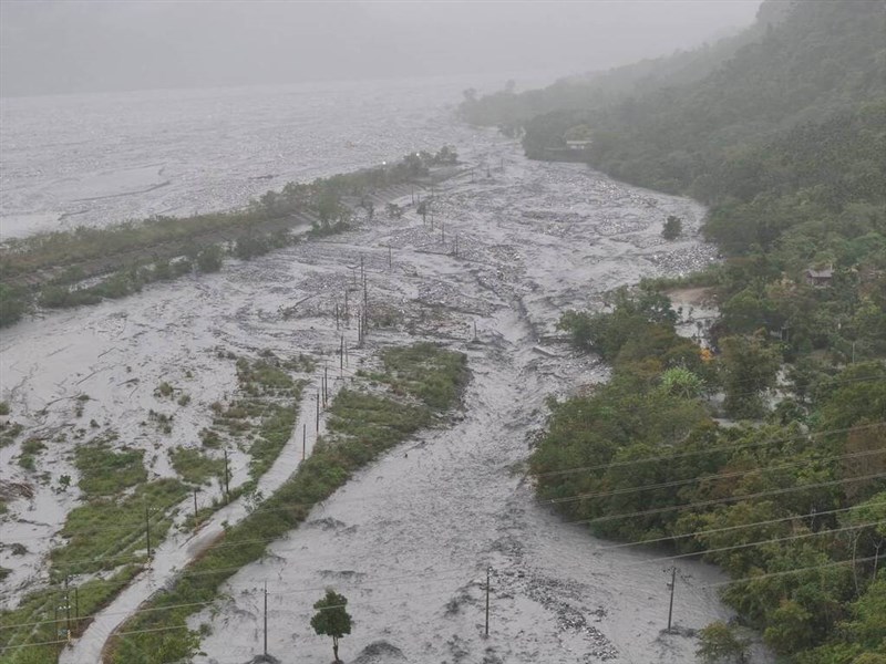 Matai’an Creek in the Hualien County overflows on Wednesday. Photo courtesy of a private contributor