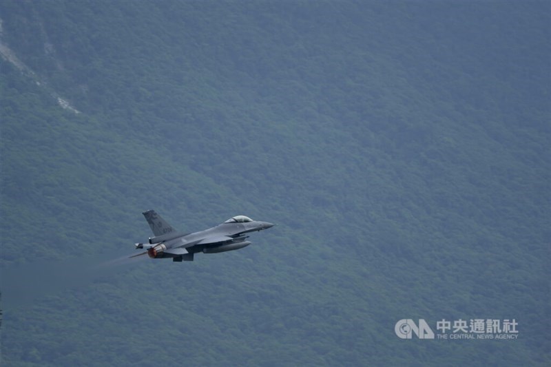 An F-16 fighter jet takes off from Hualien Air Base. CNA file photo