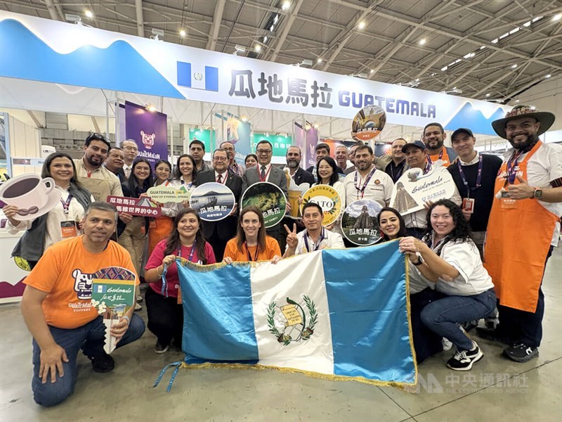 Taiwan’s Deputy Foreign Minister Chen Ming-chi (second row, eighth from left) and Guatemalan Ambassador Luis Raúl Estévez López (second row, seventh from left) pose at a food and beverage expo in Taipei on Friday. CNA photo Nov. 14, 2025