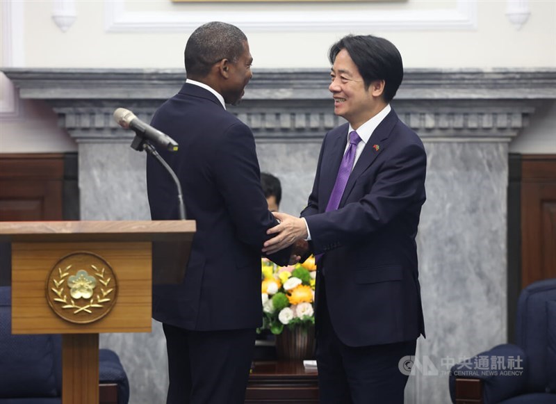 Saint Kitts and Nevis Prime Minister Terrance Drew (left) shakes hand with President Lai Ching-te in Taipei on Friday. CNA photo Nov. 14, 2025