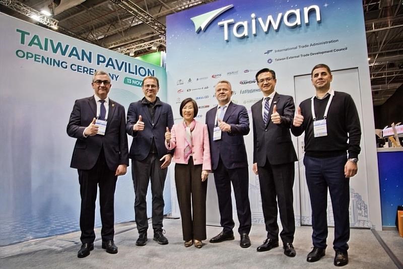 Deputy Economics Minister Cynthia Kiang (third left). Photo courtesy of Ministry of Economic Affairs