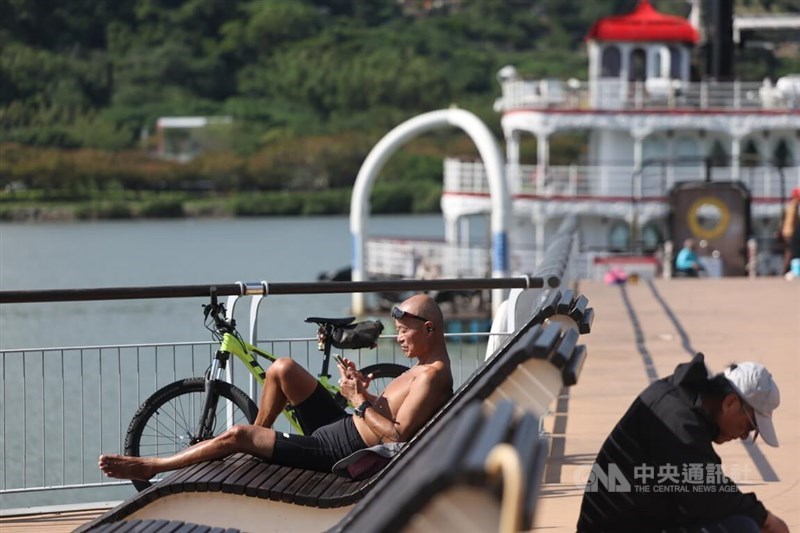 A man sunbathes under the Taipei sun on Sunday. CNA photo Nov. 16, 2025