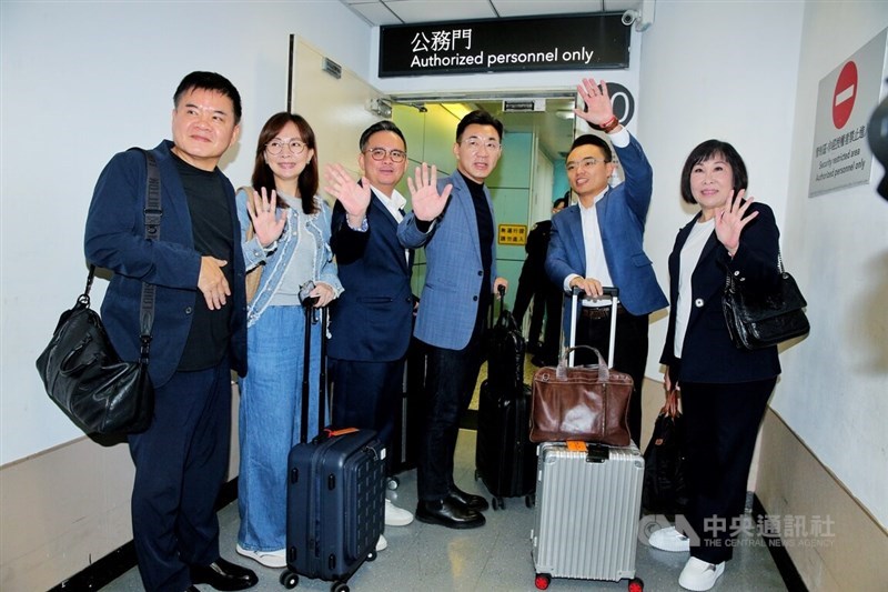 Deputy Legislative Speaker Johnny Chiang (third right) wave to onlookers at the Taoyuan International Airport Sunday. CNA photo Nov. 16, 2025