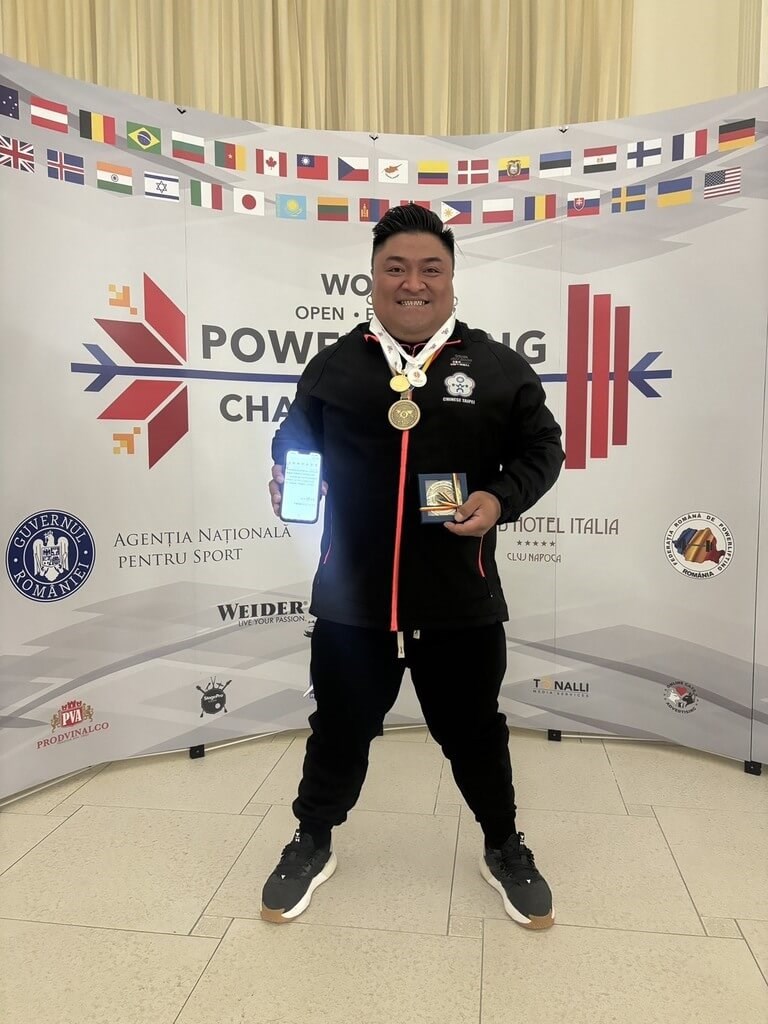 Taiwanese powerlifter Yang Sen posing with his gold medal for bench press at the 2025 IPF World Open Equipped Powerlifting Championships in Romania. Photo courtesy of the Ministry of Sports Nov. 16, 2025