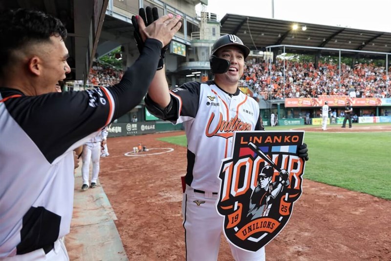 Uni-President 7-Eleven Lions slugger Lin An-ko (林安可, right). Photo courtesy of The Uni-President 7-Eleven Lions of the Chinese Professional Baseball League (CPBL).