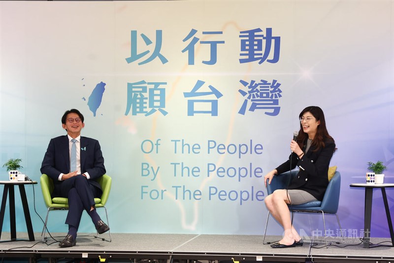 KMT Chairperson Cheng Li-wun (right) and TPP Chairman Huang Kuo-chang meet in New Taipei Wednesday. CNA photo Nov. 19, 2025