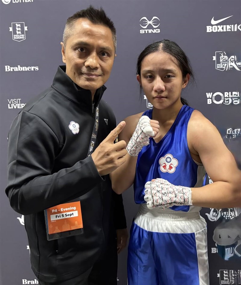 Guo Yi-xuan (right) poses for a photo with boxing coach Ko Wen-ming. Photo courtesy of Ko Wen-ming