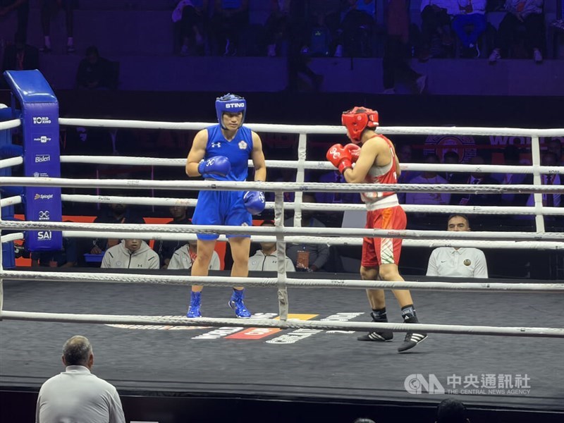 Taiwanese boxer Chen Nien-chin (blue trunks) faces India’s Neeraj Phogat in the 65kg semifinal on Wednesday. CNA photo Nov. 19, 2025