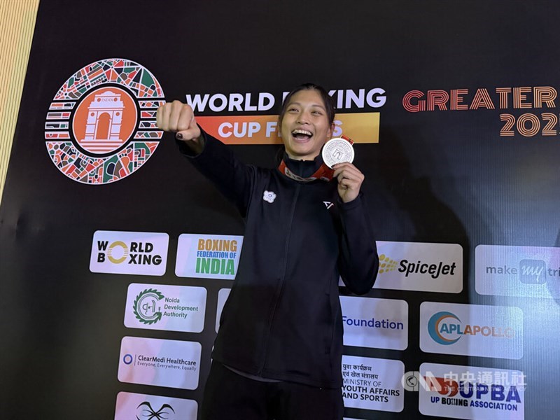 Taiwanese boxer Wu Shih-yi celebrates her silver medal win at the Indian tournament. CNA photo Nov. 20, 2025