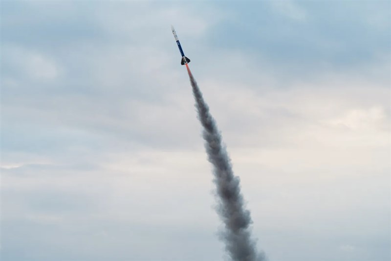 The "Tamkang-2" rocket soars into the sky from the Hsu-Hai Rocket Research Launch Site in Pingtung County on Sunday. Photo courtesy of the Taiwan Space Agency