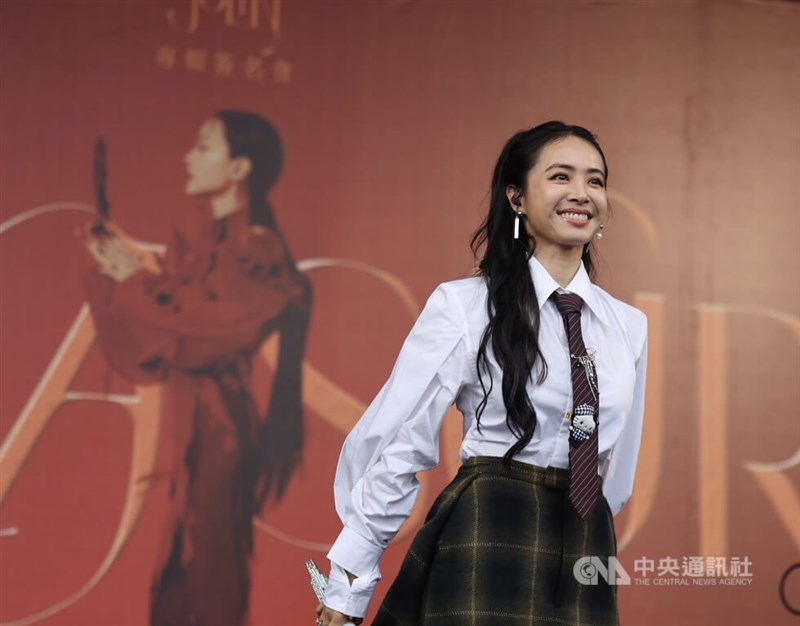Jolin Tsai at an album signing event in Taipei in early November. CNA file photo