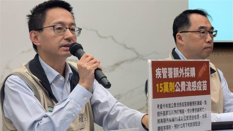 CDC Director-General Lo Yi-chun (left). CNA photo Nov. 25, 2025