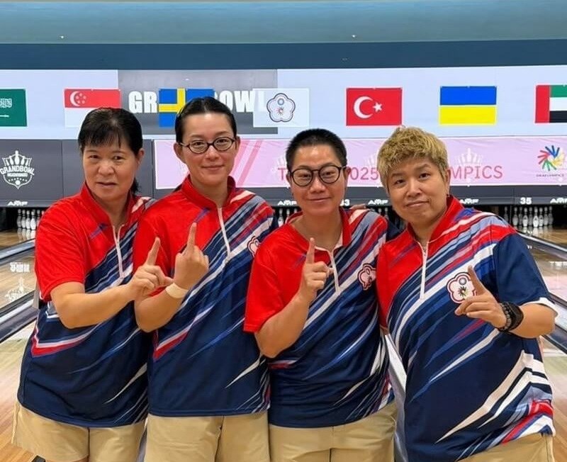 Taiwan’s women’s bowling team poses for a group photo at the 2025 Deaflympics in Tokyo. Photo courtesy of the Ministry of Sports