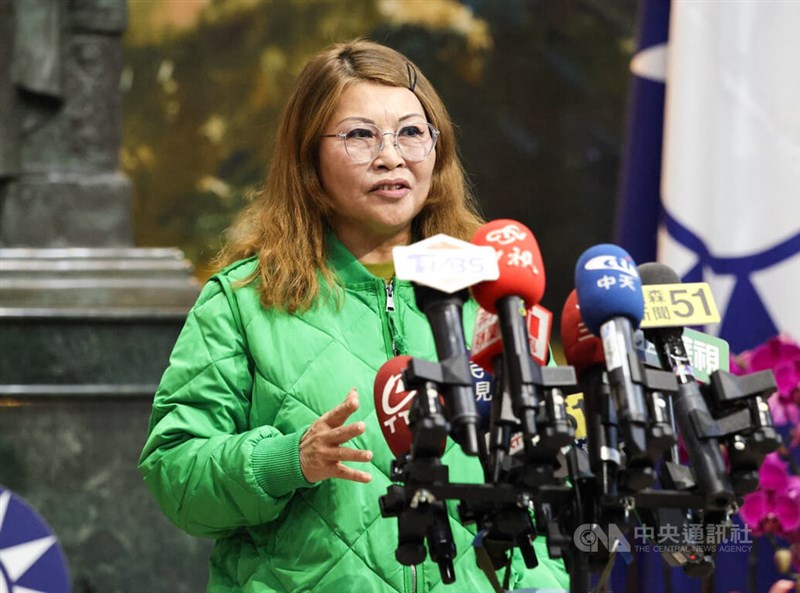 Ho Ying-lu (何鷹鷺), a member of the Kuomintang's (KMT) Central Standing Committee, announces her resignation from the opposition party Wednesday. CNA photo Nov. 26, 2025