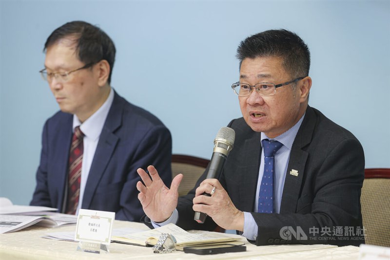 Deputy Health Minister Lue Jen-der (right) speaks at a press conference on Thursday. CNA photo Nov. 27, 2025