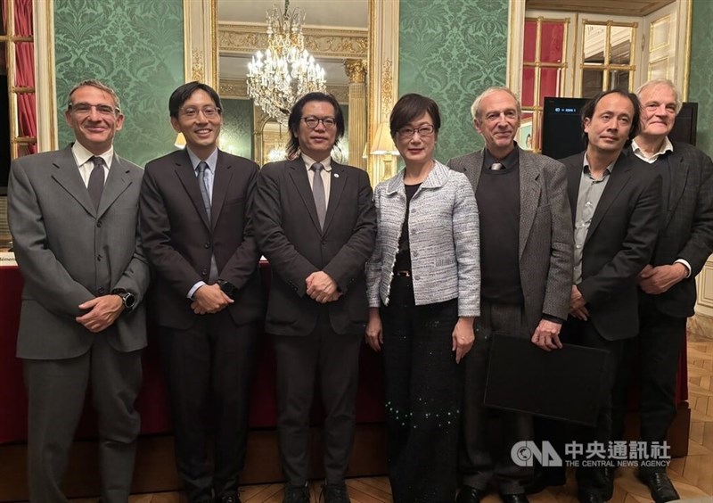 Taiwanese genomicist Jason Tsai (second from left) and French researcher Gianni Liti (left) pose for a group photo during the Franco-Taiwanese Scientific Grand Prize award ceremony in Paris on Wednesday. CNA photo Nov. 26, 2025