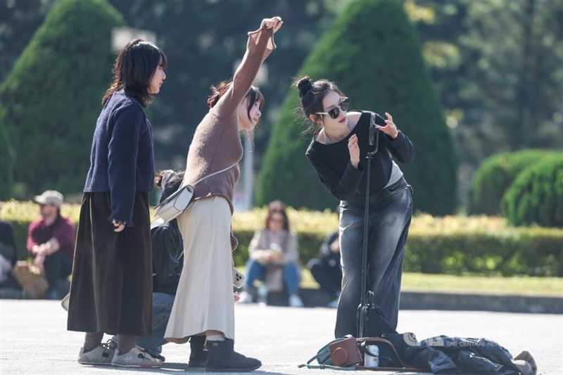 Three women take a selfie at the National Chiang Kai-shek Memorial Hall in Taipei amid cool weather. CNA file photo