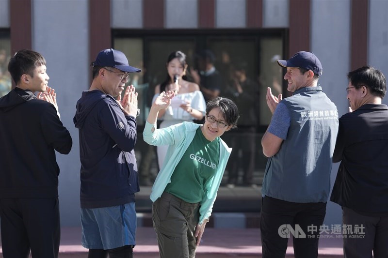 Taiwan’s Vice President Hsiao Bi-khim (center), Environment Minister Peng Chi-ming (second left), and Sports Minister Lee Yang (left) attend a hiking event in New Taipei on Saturday. CNA photo Nov. 29, 2025