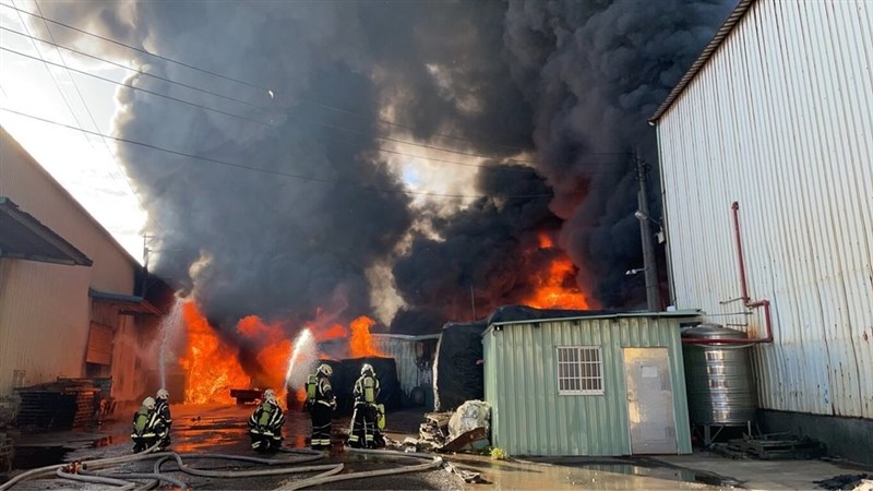 Black smoke billows out of a recycling facility in Taoyuan's Luzhu District Sunday morning. CNA photo Nov. 30, 2025