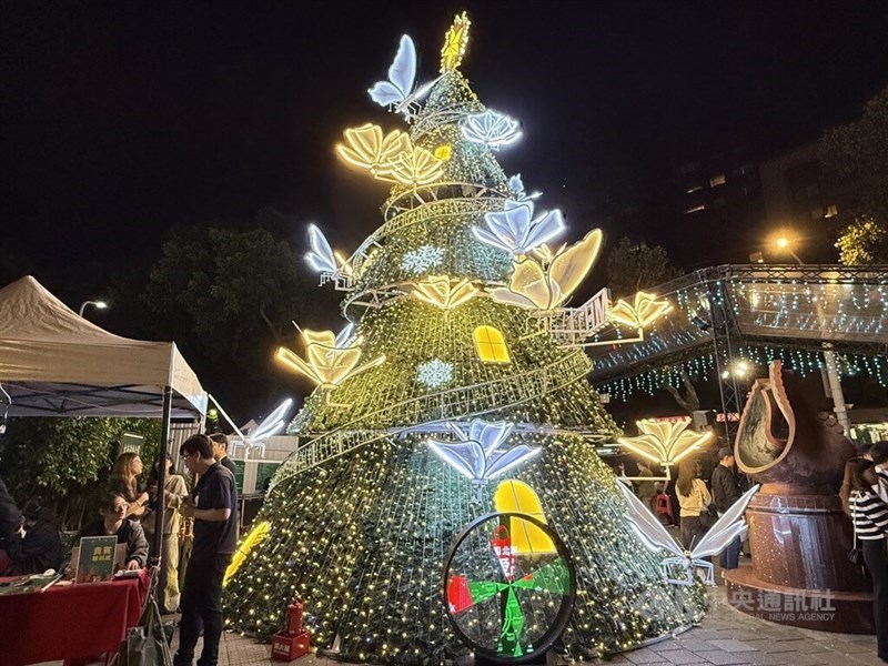 A Christmas tree is erected outside Exit 11 of Taipei's Daan Forest Park Station. CNA photo Nov. 29, 2025
