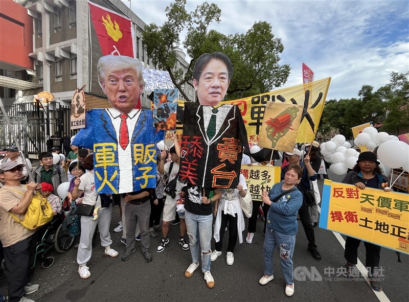 Marchers carry large cutouts of U.S. President Donald Trump and Taiwan’s President Lai Ching-te during the “Autumn Struggle” event in Taipei on Sunday. CNA photo Nov. 30, 2025