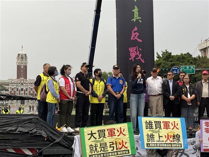 Opposition Kuomintang Chairperson Cheng Li-wun (center, holding a microphone) delivers a speech at the “Autumn Struggle” event on Ketagalan Boulevard in Taipei on Sunday. CNA photo Nov. 30, 2025