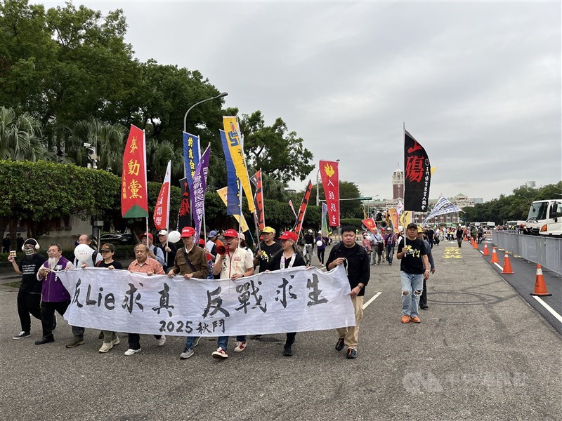 Around 200 people march on Ketagalan Boulevard in Taipei on Sunday as part of the annual “Autumn Struggle” event. CNA photo Nov. 30, 2025