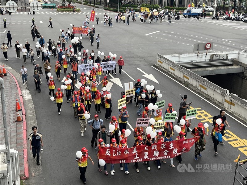 Around 200 protesters march from the Legislative Yuan to Ketagalan Boulevard in Taipei during the “Autumn Struggle” event on Sunday. CNA photo Nov. 30, 2025