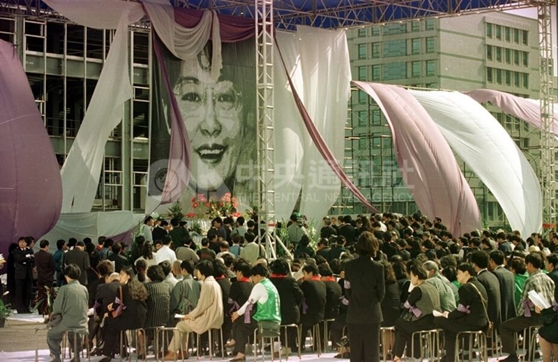 People pay tribute to Peng Wan-run at the funeral and memorial service for the feminist on Dec. 29, 1996. CNA file photo