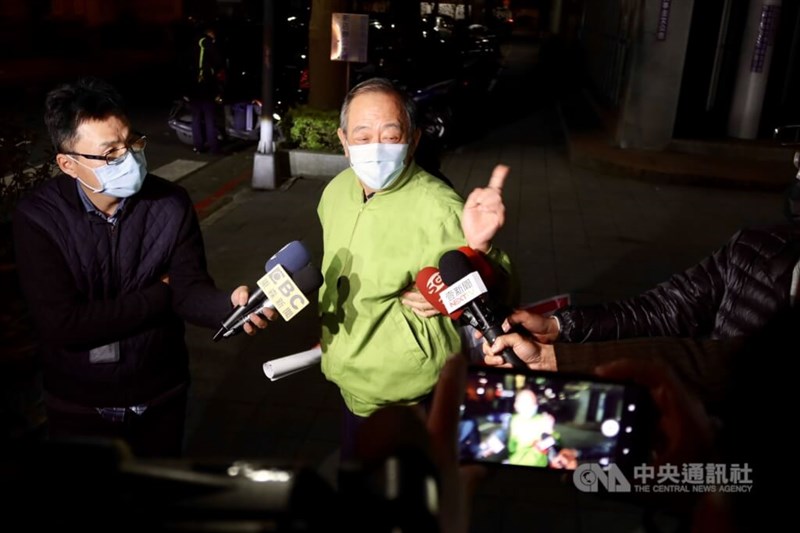 Retired Colonel Chang Chao-jan (center) and two other former Military Intelligence Bureau officers were convicted of operating a spy ring for China in a final verdict handed down Wednesday. Chang was approached by reporters when he was released on bail in 2021. CNA file photo